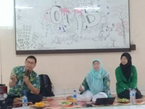 sekjur PBA didampingi Kajur mengenalkan pembelajaran dan kurikulum di Jurusan PBA