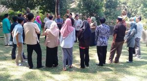 Untuk menghilangkan kejenuhan cara menciptakan kerjasama dilakukan dalam bentuk permainan