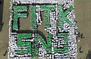 Mahasiswa berbaris membentuk huruf FITK