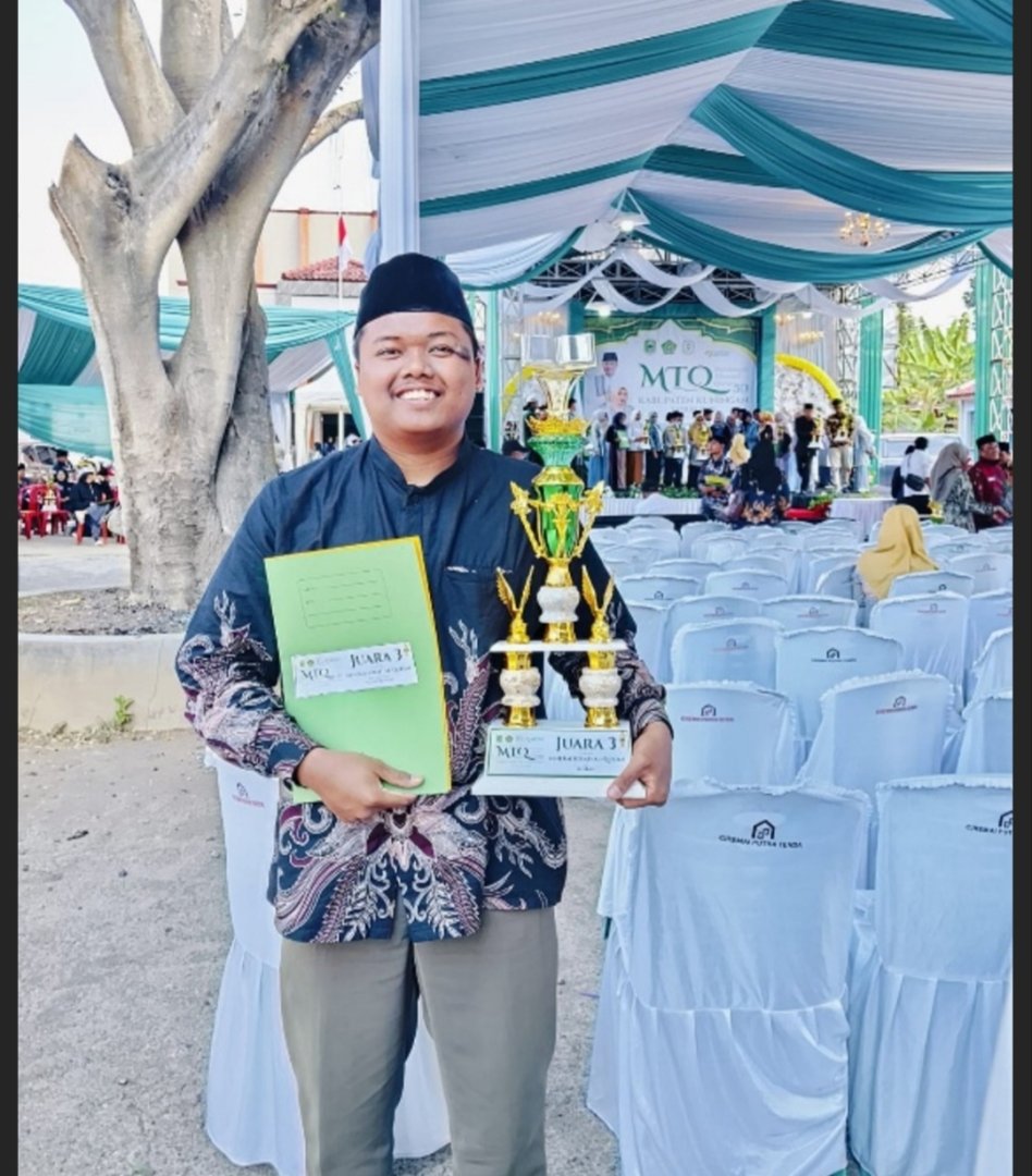 Meraih Prestasi Membanggakan, Mahasiswa PBA bawa piala Juara III Cabang Seni Kaligrafi pada MTQ ke-50 Kabupaten Kuningan